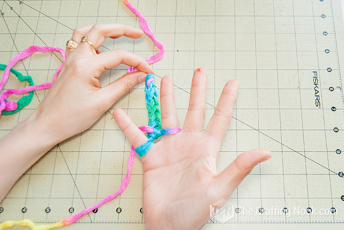 Showing how the chain is comung along pulling from the end tail