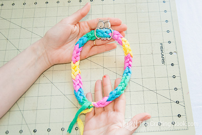 DIY 5 Minutes Finger Knit Bracelet with Yarn - The Crafting Nook