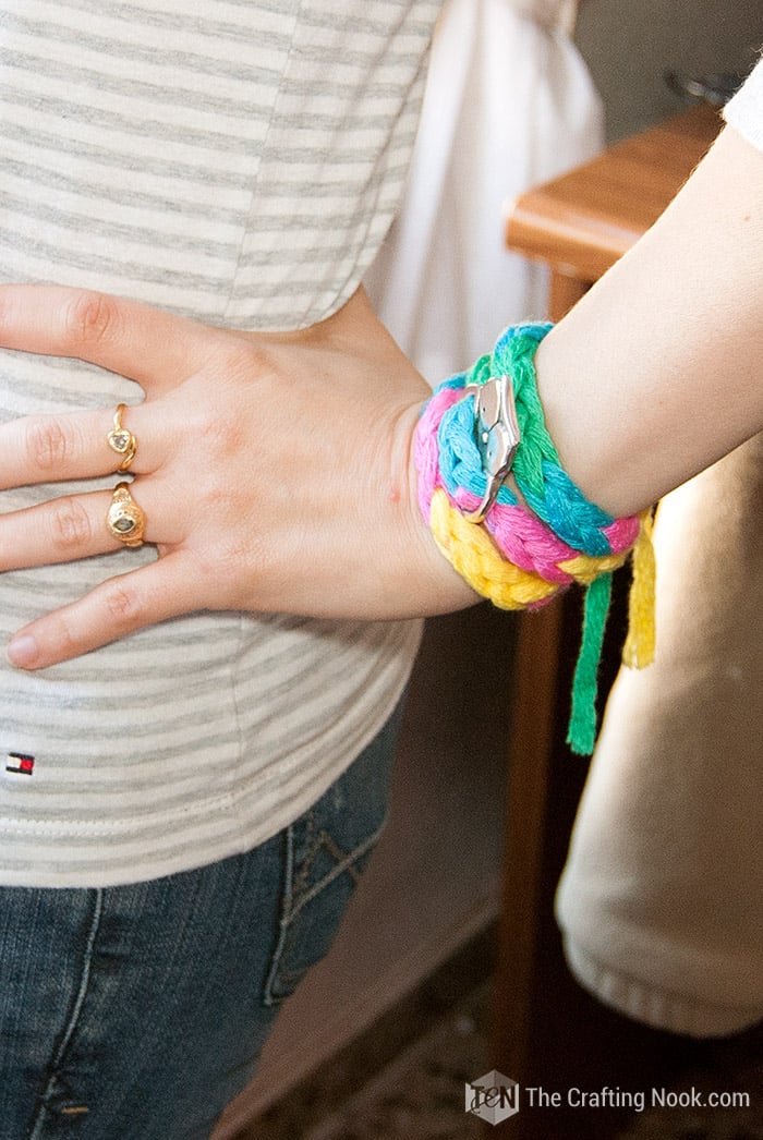 DIY 5 Minutes Finger Knit Bracelet with Yarn - The Crafting Nook