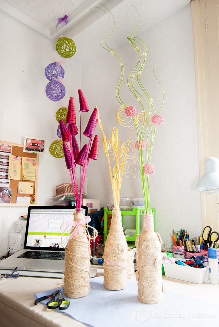 DIY wine bottle vases with colored twine - Cucicucicoo