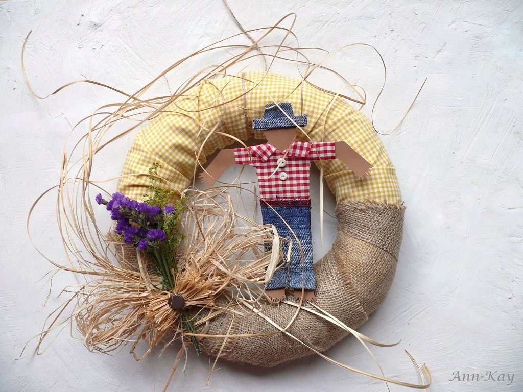 scarecrow wreath for fall via Ann-Kay Home