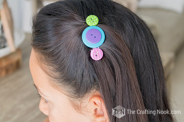 button hair clip on head