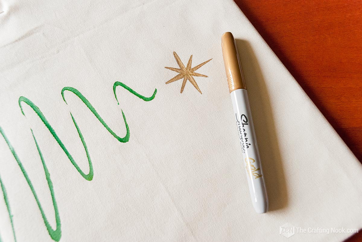 highlighting the painted star with the help of a gold-colored permanent marker
