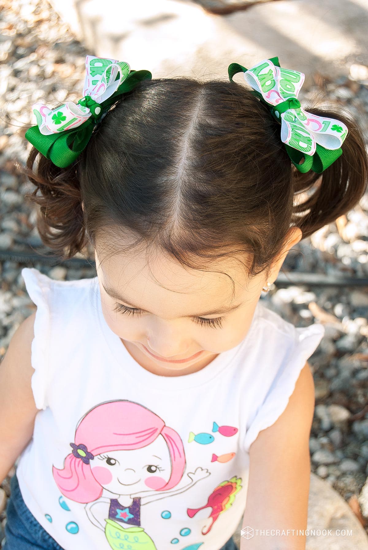 kid modeling the diy no sew hair bows