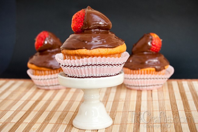 Double-Chocolate-Straberry-Dipped-Vanilla-Cupcakes