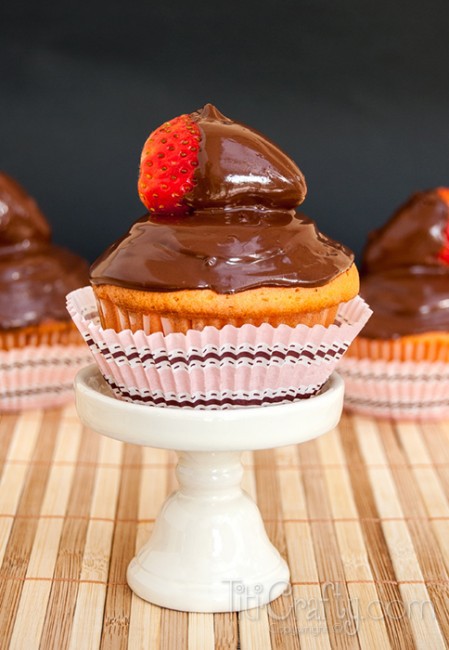 Double-Chocolate-Straberry-Dipped-Vanilla-Cupcakes-Recipe-Yummy