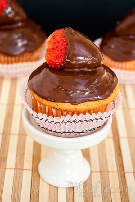 Double-Chocolate-Straberry-Dipped-Vanilla-Yummy-Cupcakes-Recipe