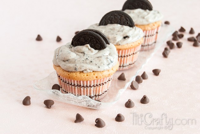 Oreo-Surprise-Cupcakes-Cookies-Cream-Frosting-Easy-Recipe