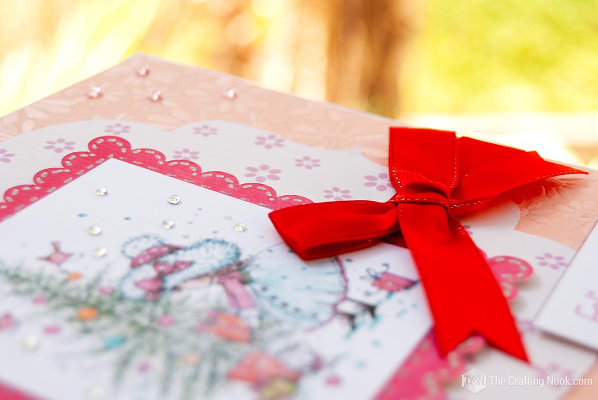 close-up image in zenithal angle of the card and red bow
