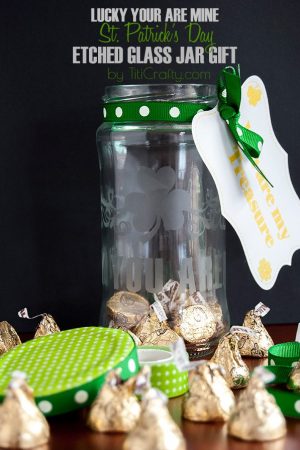 St. Patrick's Day Etched Glass Jar Gift #Tutorial #Silhoeutteproject #etchedglass #etchedglasstutorial