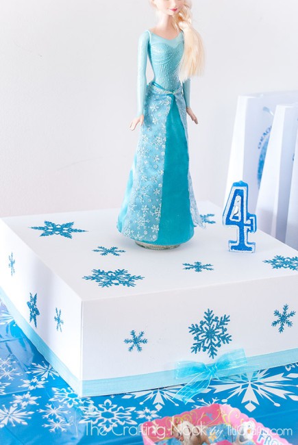 closeup of Elsa doll on the cake box
