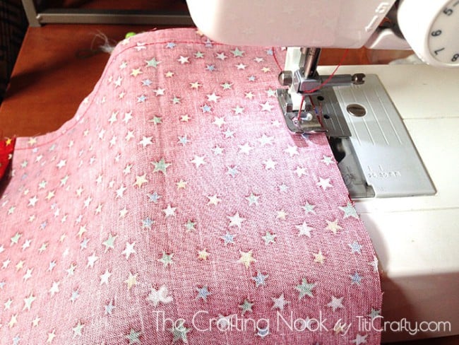 The sewing machine stitching along the edges of the fabric respecting the seam allowance