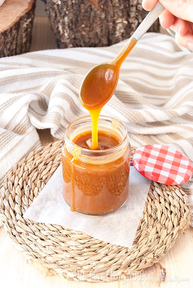 spoon impregnated with caramel sauce