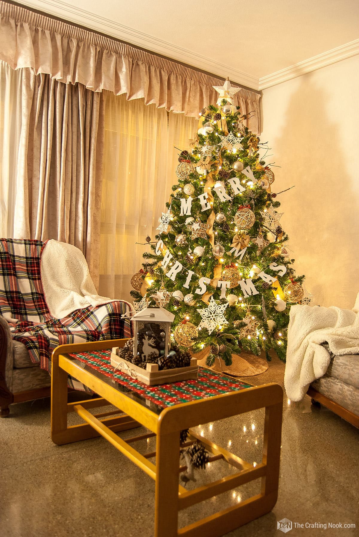 neutral-rustic-christmas-tree-sparkly
