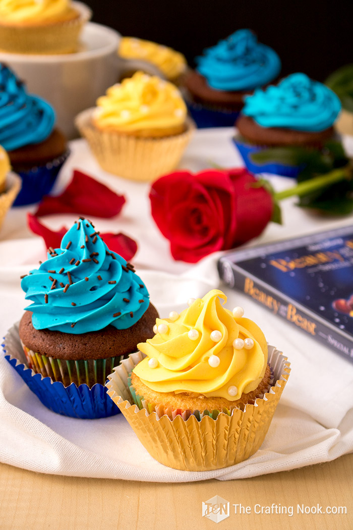 general view of the already decorated cupcakes and in the background the dvd and other decorative elements
