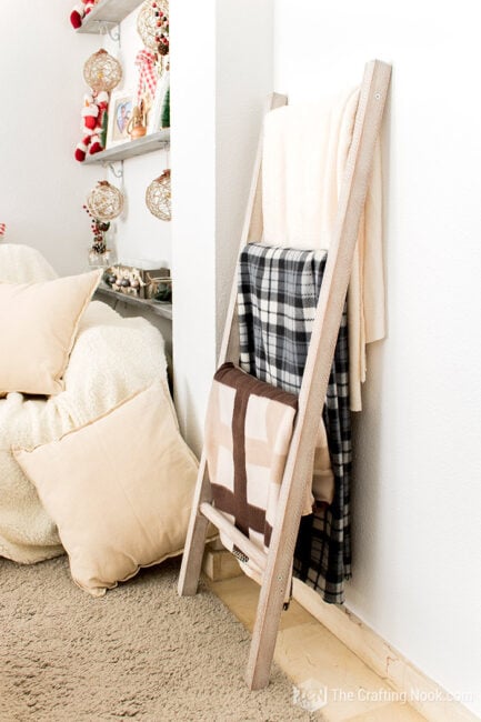 Cute DIY Rustic Blanket Ladder