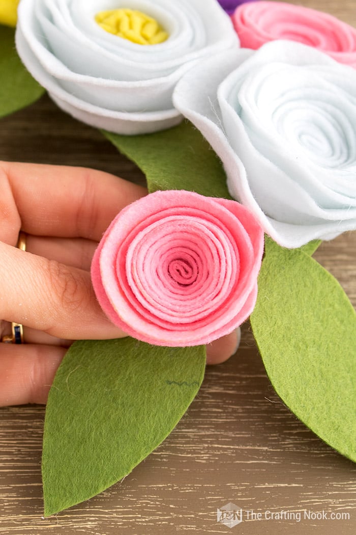 Felt Flowers diy Rossete in pink felt finished