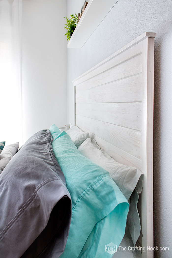 Lateral image of the headboard placed in the room
