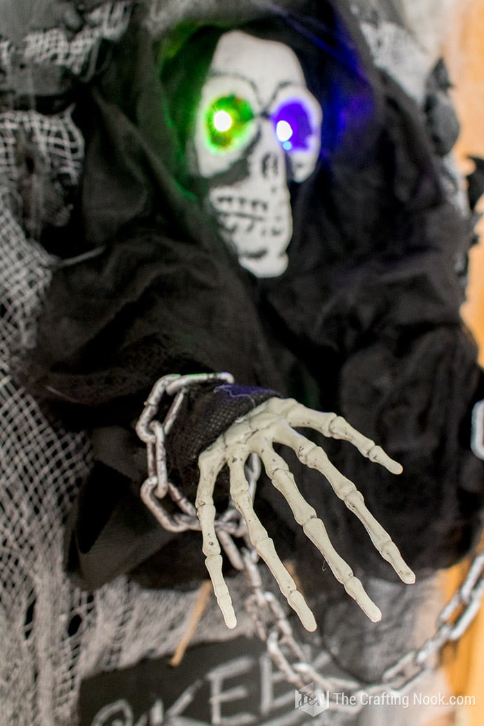 Easy Halloween Skeleton Wreath-creepy-eyes