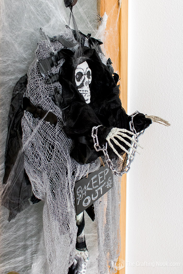 lateral view of Easy Halloween Skeleton Wreath-creepy