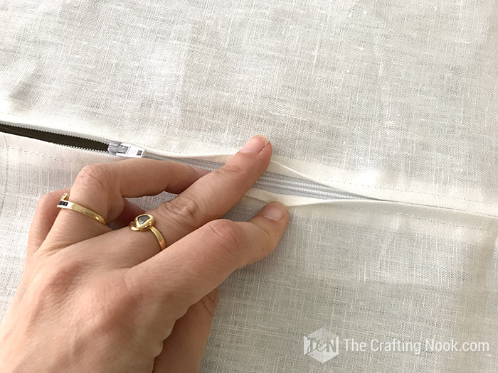 Showing the hidden zipper between the fabrics
