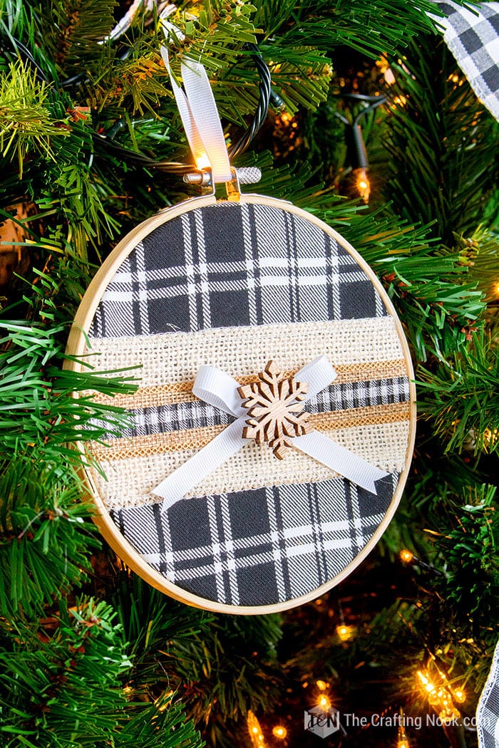 Buffalo Plaid Embroidery Hoop Christmas Ornaments DIY - The Crafting Nook