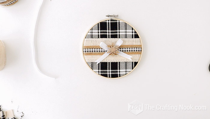 Buffalo Plaid Embroidery Hoop Christmas Ornaments DIY - The Crafting Nook