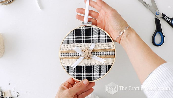 Buffalo Plaid Embroidery Hoop Christmas Ornaments DIY - The Crafting Nook