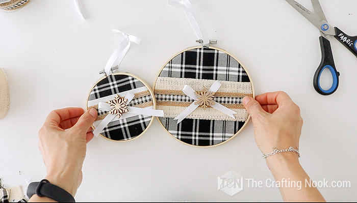 Buffalo Plaid Embroidery Hoop Christmas Ornaments DIY - The Crafting Nook