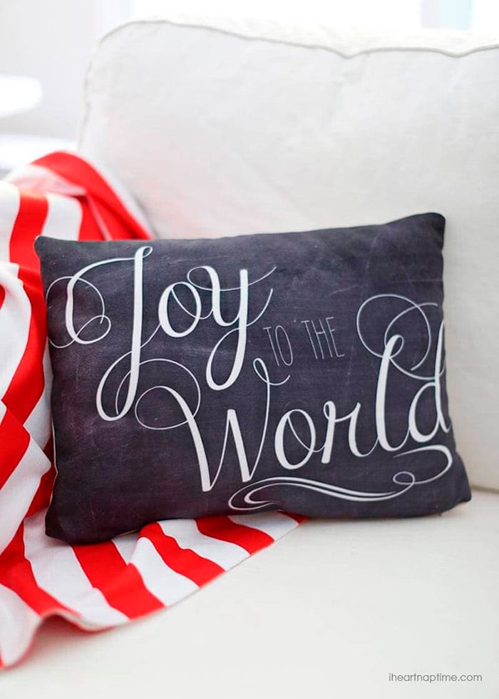 Super cute and FREE chalkboard Christmas designs and free pintable's by I Heart Naptime.