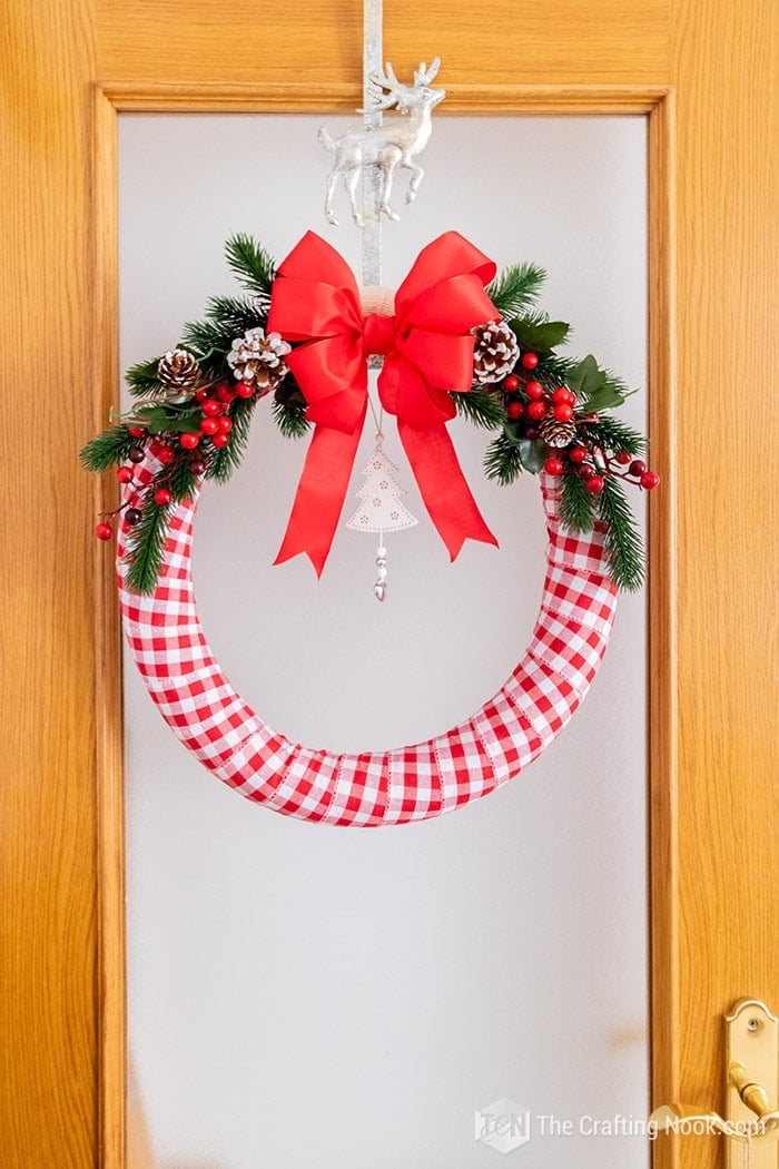 A simple yet gorgeous red and white christmas wreath