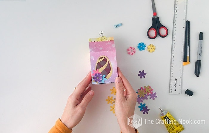 The diy Easter favor box decorated with craft paper flowers