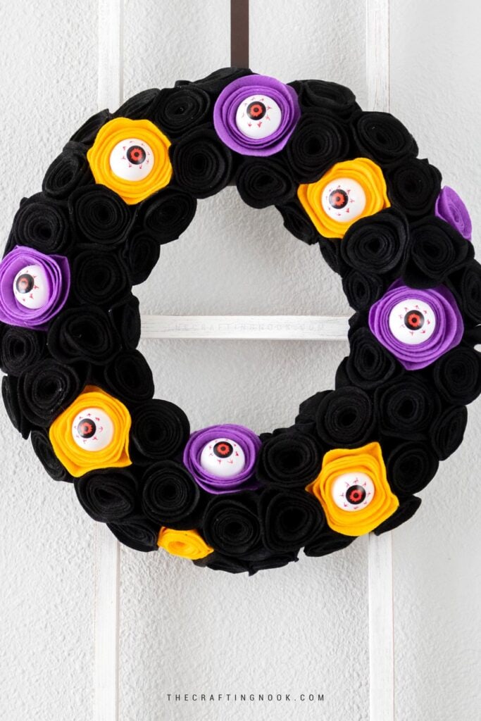 DIY Felt Flowers Spooky Halloween Wreath with creepy eyeballs.