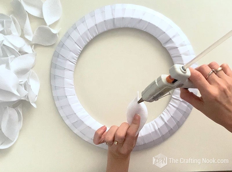 STR DIY Gorgeous felt leaf wreath for Christmas - The Crafting Nook