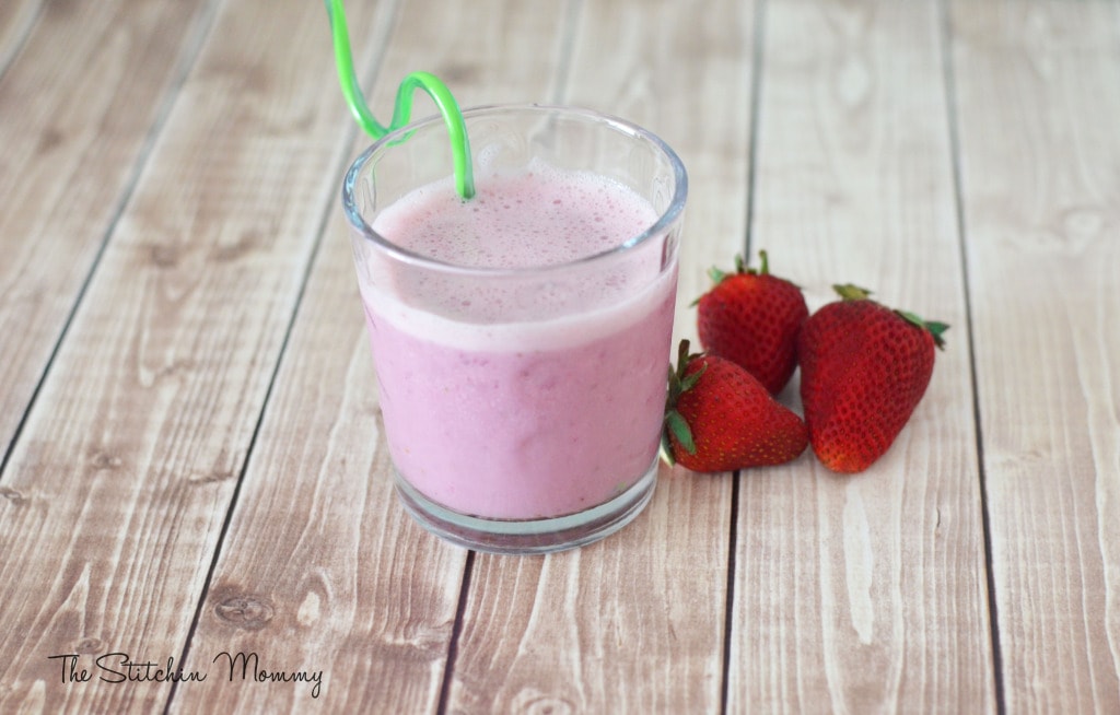 Strawberry vanilla almond smoothie