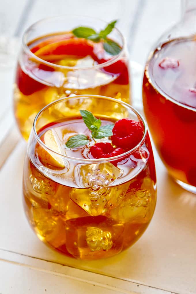 SWEET TEA SANGRIA {WITH FRESH PEACHES & RASPBERRIES} by The Wicked Noodle