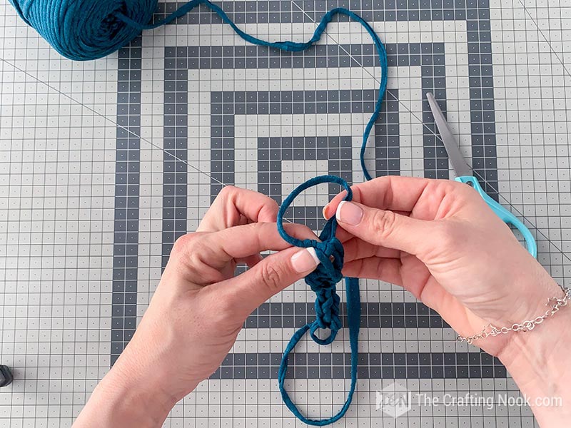 making the closing knot