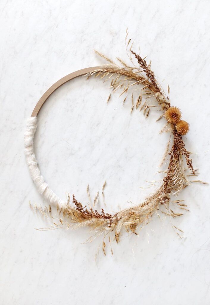 DIY MINIMAL FALL WREATH via The Merrythought
