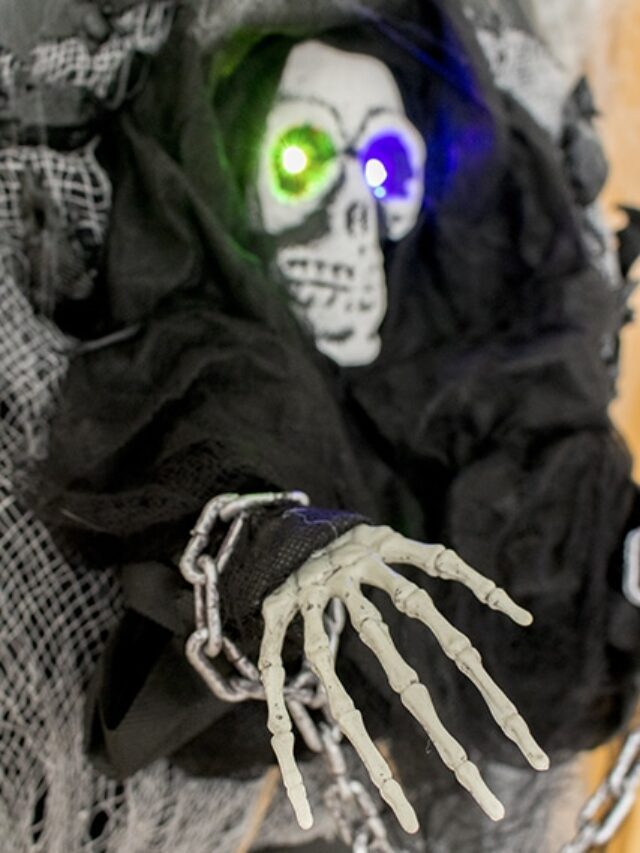 STR Easy Halloween Skeleton Wreath