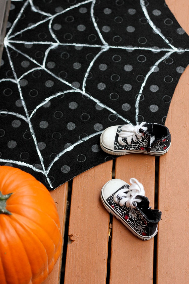 DIY Spiderweb Doormat by Delia Creates