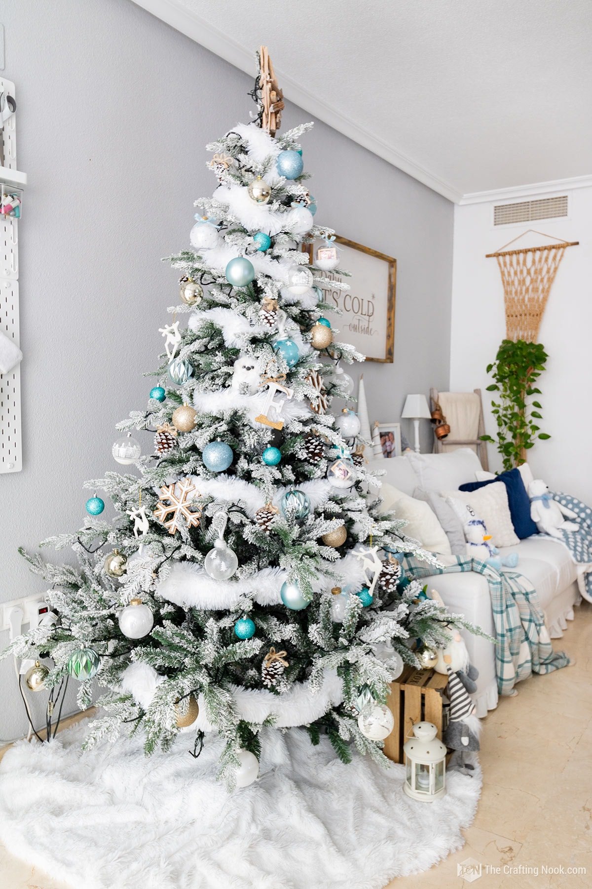 Blue decorated tree with feathers.