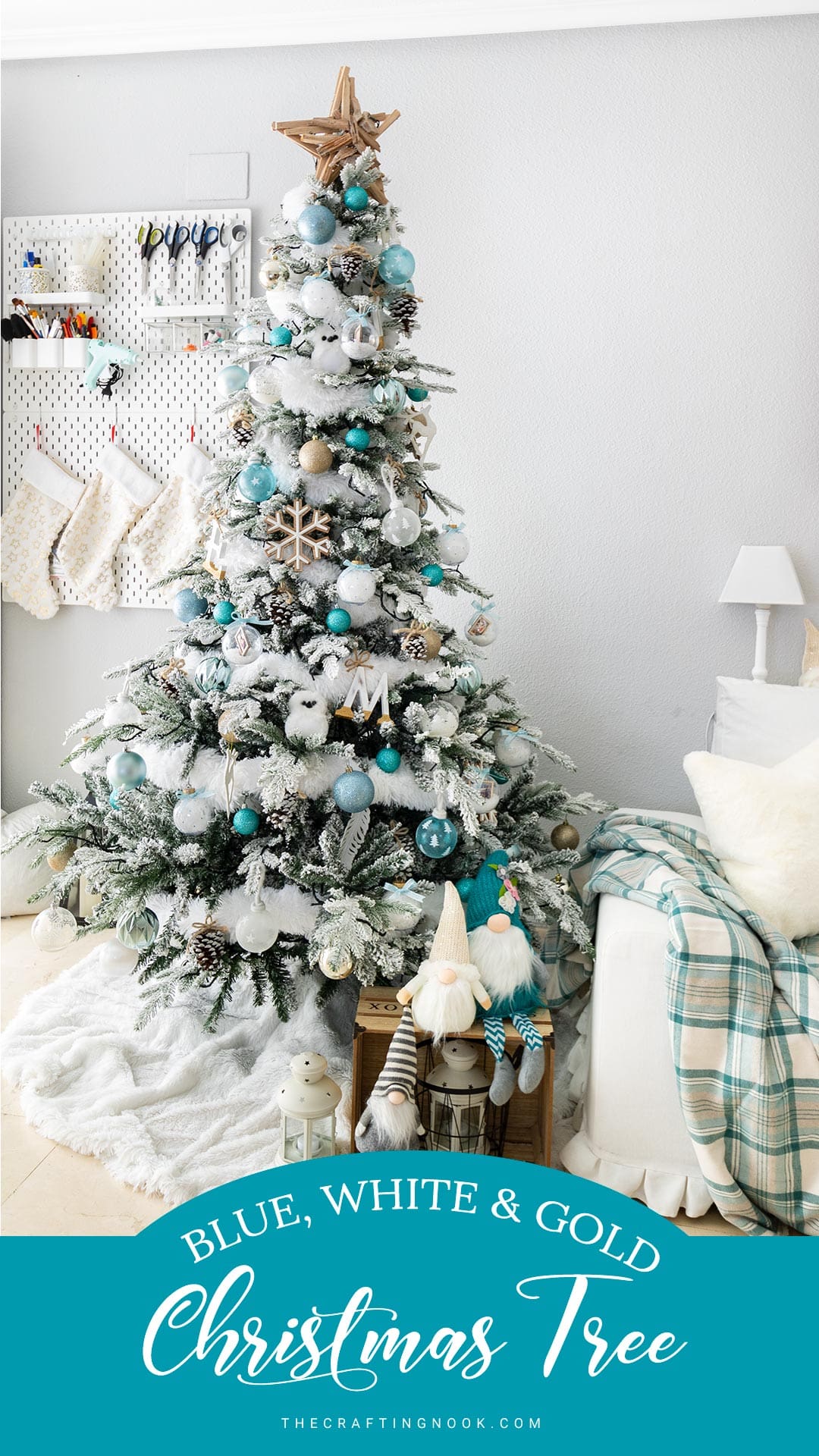 Blue decorated tree with feathers.