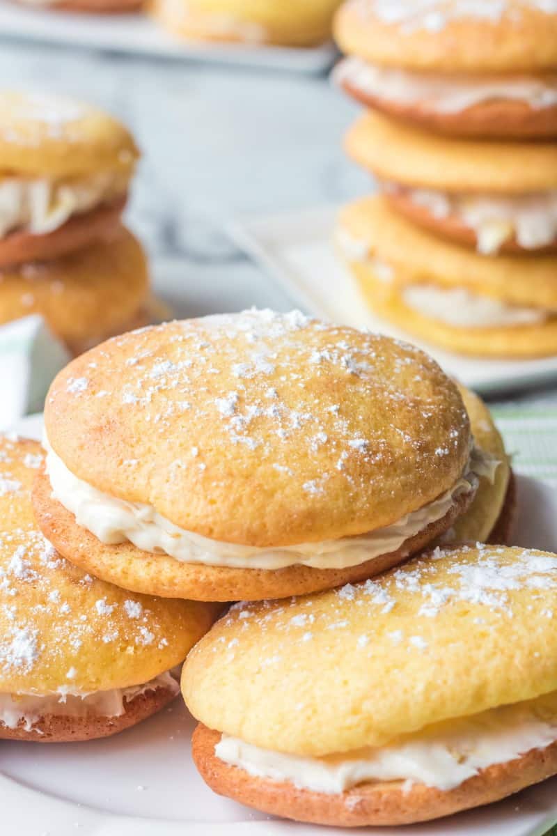 MAKE PINEAPPLE WHOOPIE PIES WITH CAKE MIX By Confessions of an overworked Mom