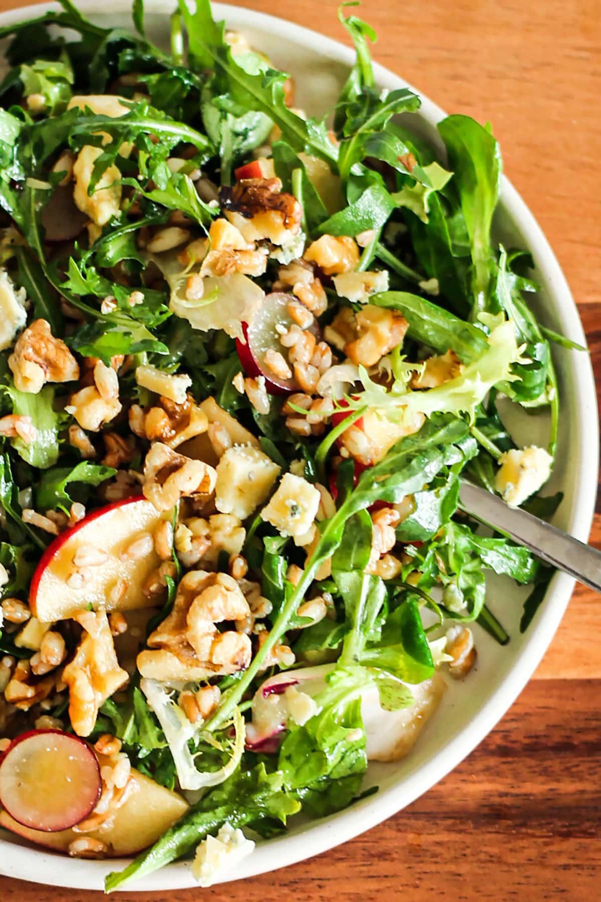 Blue cheese, apple, grape and walnut salad recipe By Knife and Soul