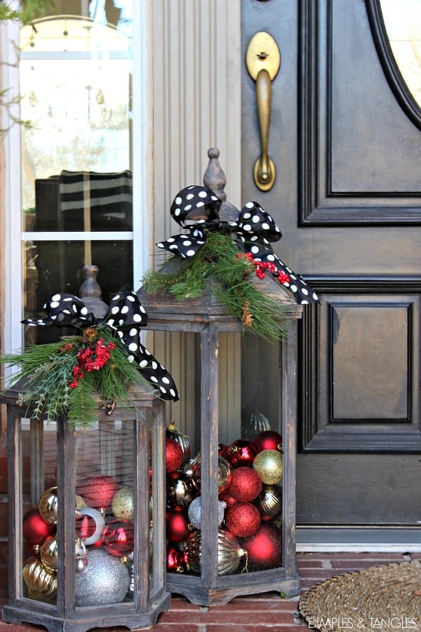 47+ Farmhouse Inspired Christmas Decor Ideas - The Crafting Nook