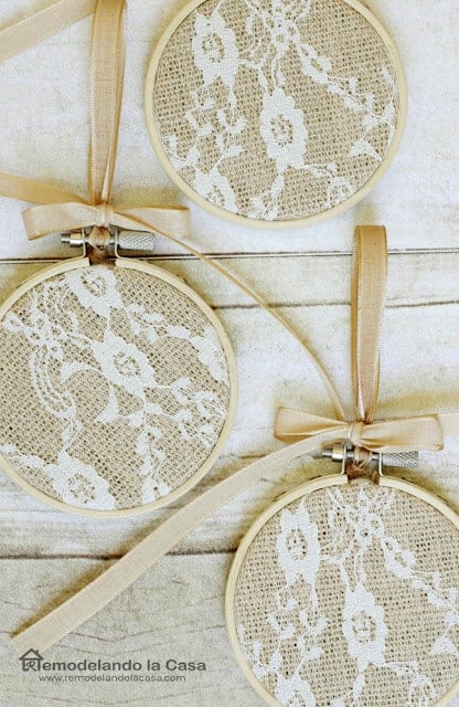 Embroidery Hoop Christmas Ornaments by Remodelando la Casa