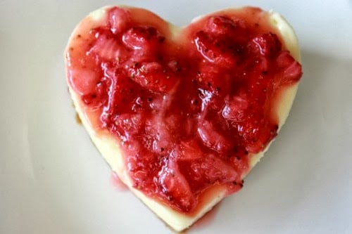 HOW TO MAKE INDIVIDUAL CHEESECAKE HEARTS WITH STRAWBERRY SAUCE by The Crafty Blog Stalker