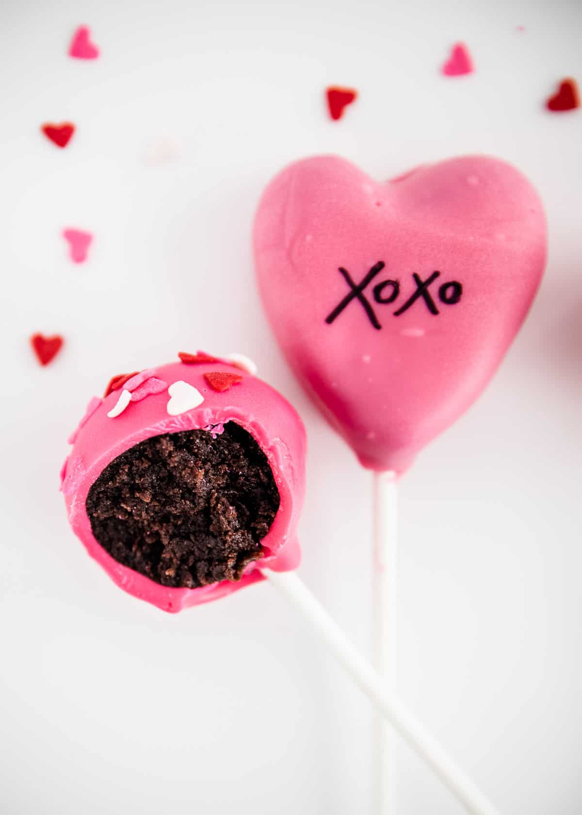 Pink and Red Desserts for  Valentine's Day: Cake pops by I Heart Naptime