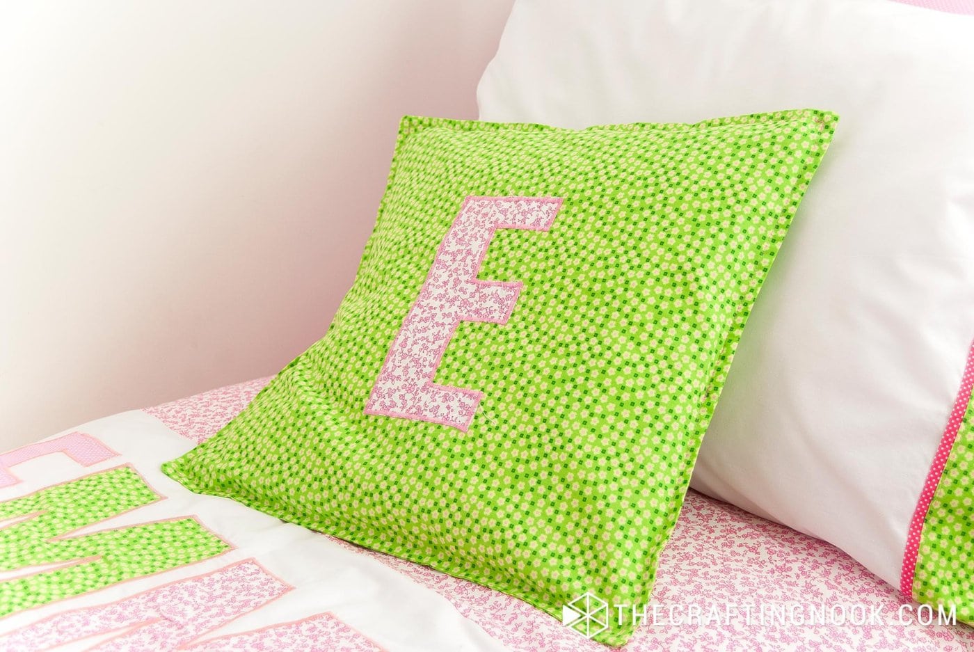 showing cushion with the monogram of the letter E
