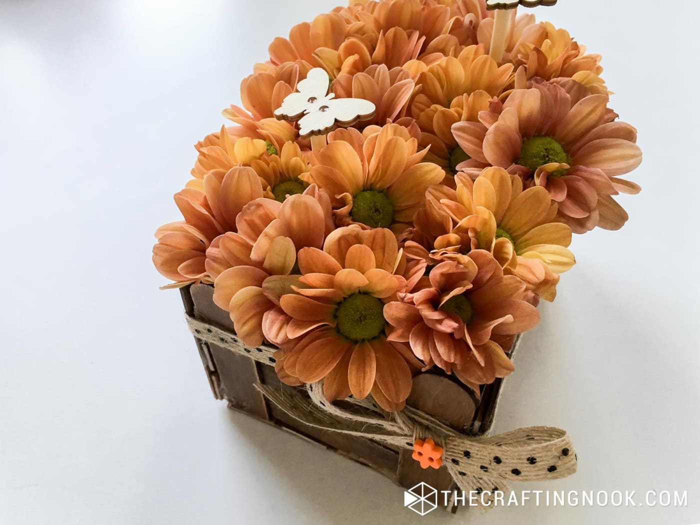 The DIY Thanksgiving flower centerpiece with Popsicle Sticks Crate finished